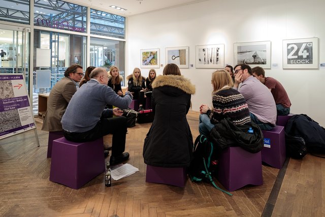 Olaf Eybe erzählt Schülerinnen und Schülern des Gymnasiums Essen-Werden die teilweise dramatischen Geschichten hinter seinen Bildern.  Foto: Stefan Dolge