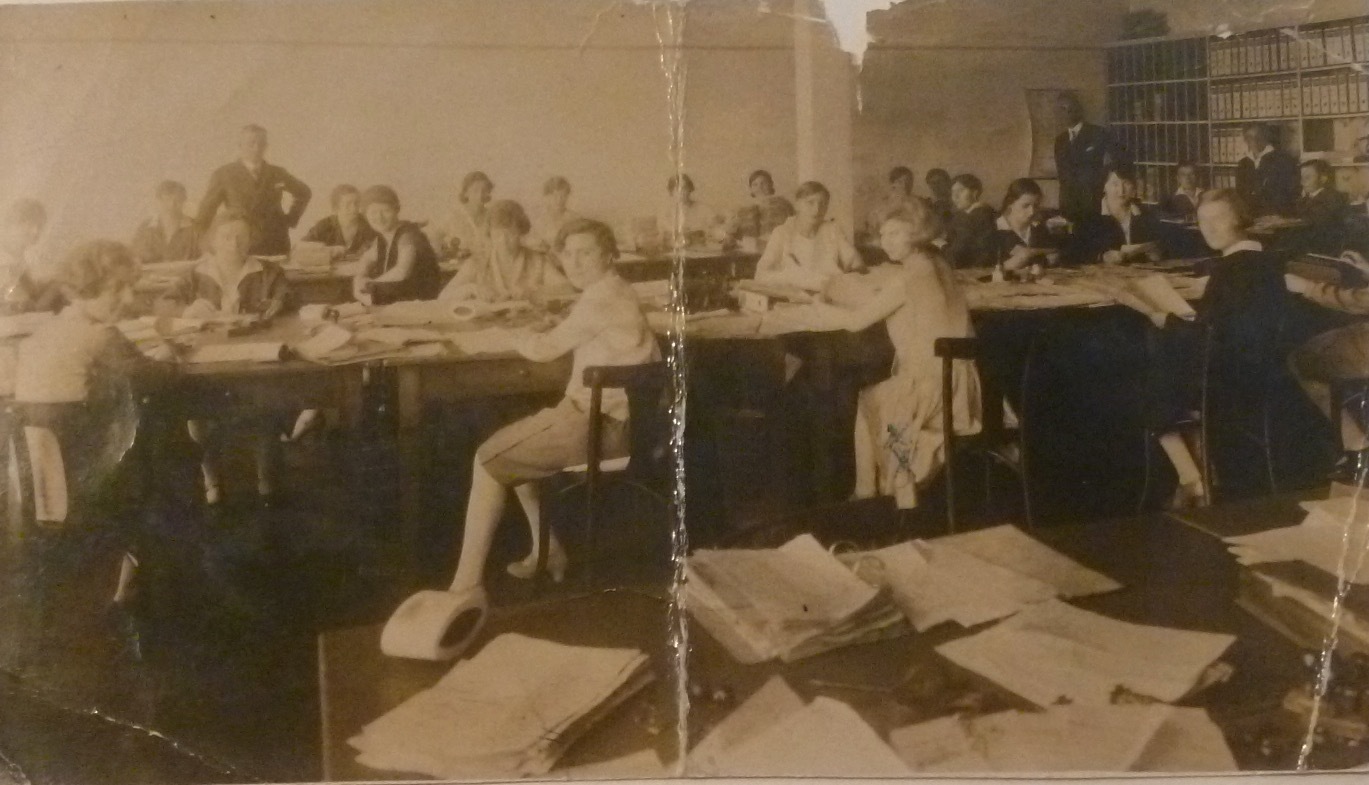 Ein Blick zurück ins Jahr 1928: Die Kanzlei Dr. Rosenberg in Essen mit allen Mitarbeiter/innen. Foto/Quelle: Sammlung Şahin Aydın