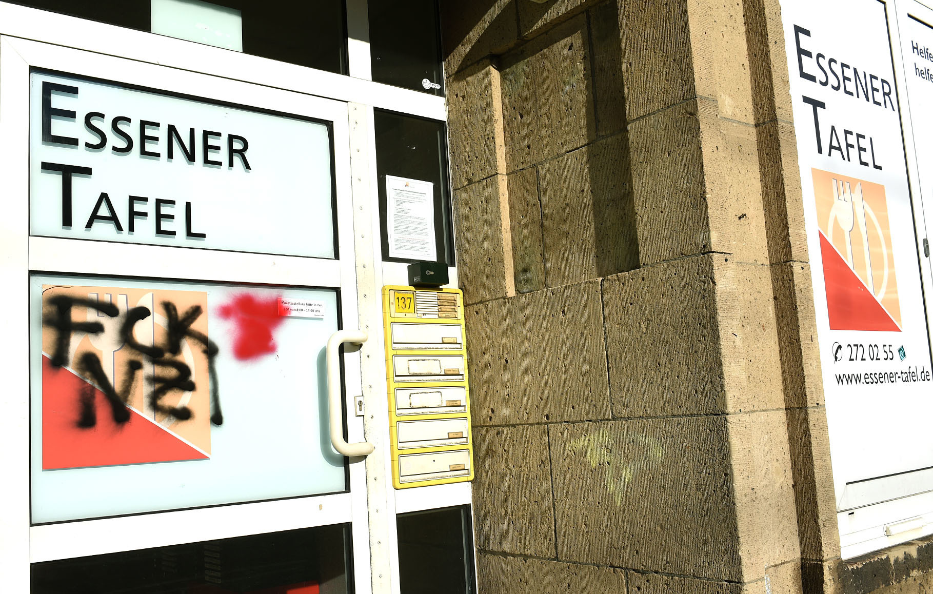 Die Situation eskaliert: Parolen wurden auf Fahrzeuge und an das Gebäude der Essener Tafel am Wasserturm gesprüht.