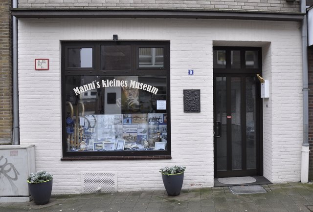 Das Geschäftslokal von Mannis kleinem Museum ist außer mittwochs von 10.00 bis 12.00 Uhr geöffnet, zusätzlich donnerstags von 17.00 bis 19.00 Uhr.
(Foto: Dirk Kleinwegen)