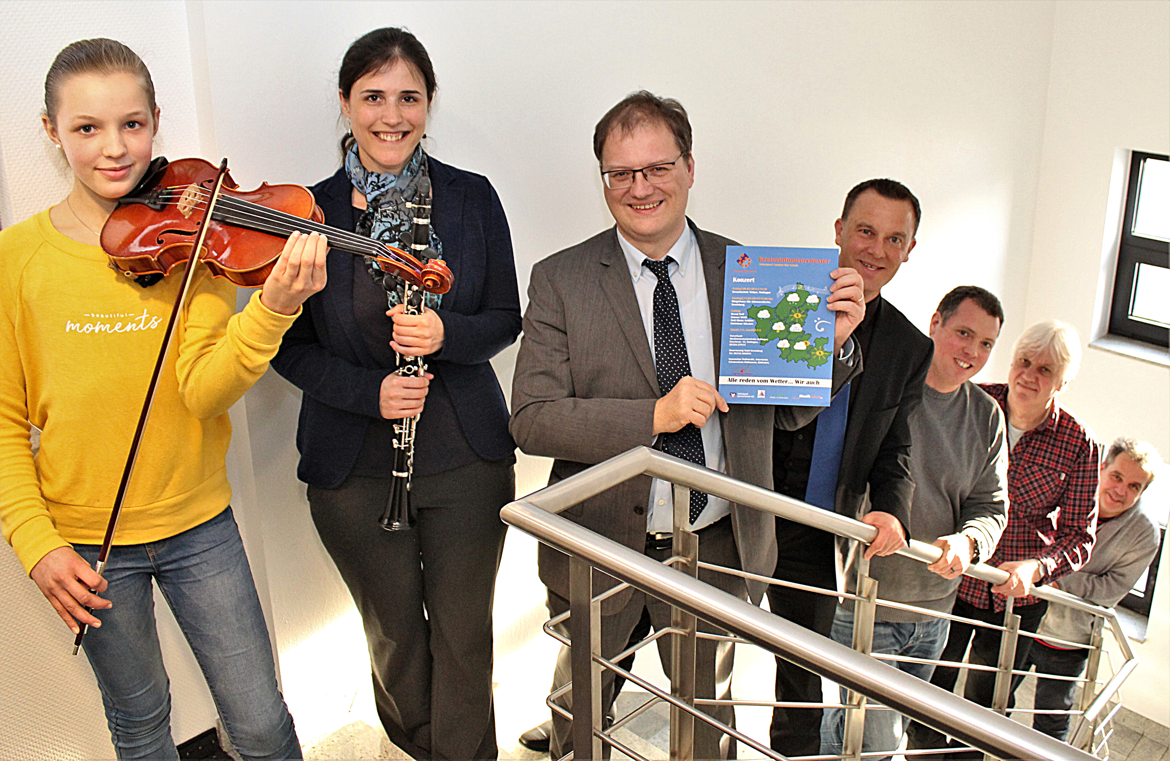 Freuen sich auf die Konzerte: v.l. Geigerin Emilia (12), Isabel Pfeil, Landrat Olaf Schade, Thomas Alexander (Volksbank Marketing), Gunnar Wirth, Bernd Wolf und Musikschulleiter Peter Brand. Foto: Pielorz