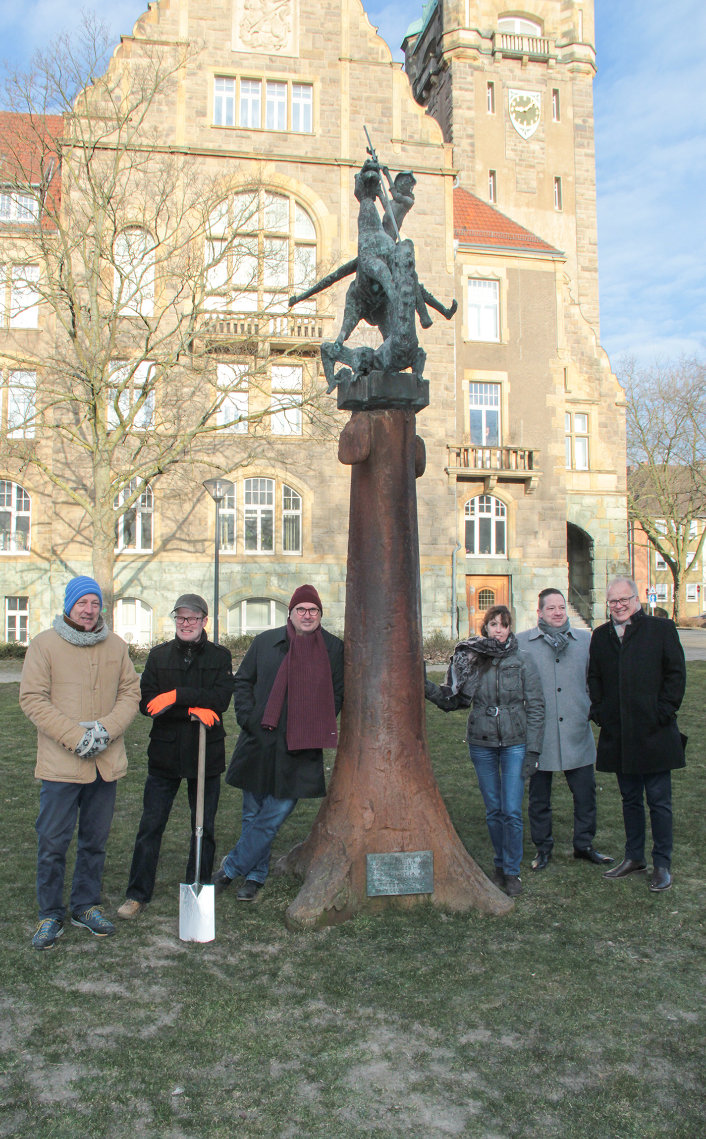 Am Ort des Geschehens, dem Gelände des künftigen Getreidefeldes neben dem Rathaus, stellten sich zum Foto: (v.l.) Ideengeber und Koordinator Holger Vockert, Landwirt Martin Schlenkermann, Stadtsprecher Thomas Griesohn-Pflieger, Erzieherin Andrea Nitsch-Westen, Steven Scheiker (Stadtwerke Hattingen) und Bürgermeister Dirk Glaser. Foto: Römer