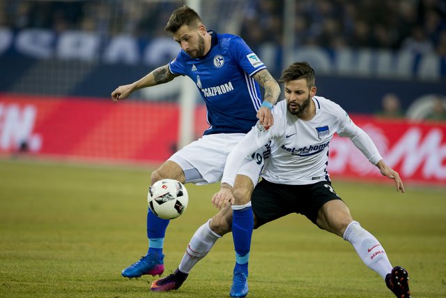Guido Burgstaller (l.) fehlt gegen Hertha BSC wegen einer Gelb-Sperre.