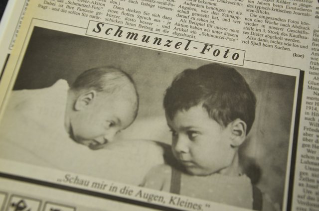 Ja, ja. Kennt jemand den hübschen, aufgeweckten, freundlichen, intelligenten, absolut sympathischen jungen Mann rechts auf diesem Foto? Für eine der Serien, die mit der ersten Sonntagsausgabe des Stadtspiegels ins Leben gerufen wurden - das "Schmunzel-Bild" - war ich mit (hoffentlich) gutem Beispiel vorangegangen und hatte in alten Fotoalben dieses Foto von mir und einer meiner Cousinen entdeckt. Die Bildzeile lautete: "Schau mir in die Augen, Kleines".