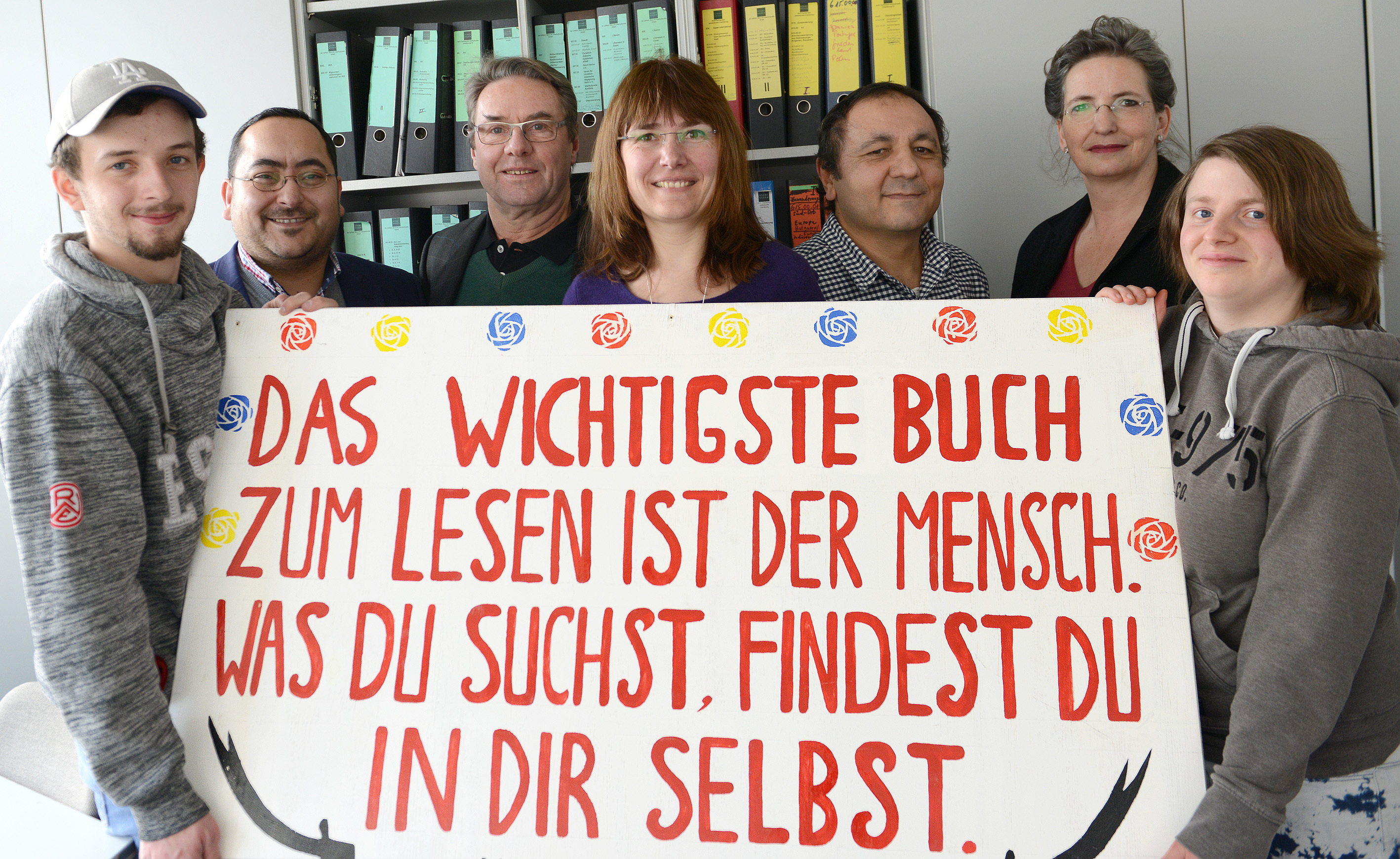 Galina Borchers vom Kommunalen Integrationszentrum Essen (Mitte) bekommt ihre Planke von Vertretern der Jugendberufshilfe Essen und des Projekts Arche Noah überreicht. Foto: Elke Brochhagen, Stadt Essen