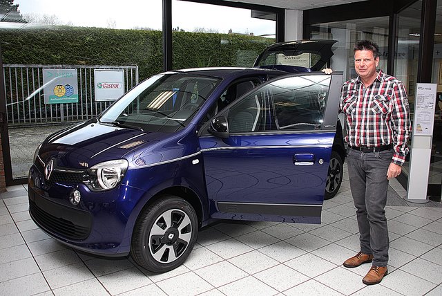 Inhaber und Kfz-Meister Ralf Wegner mit dem neuen Twingo-Modell.