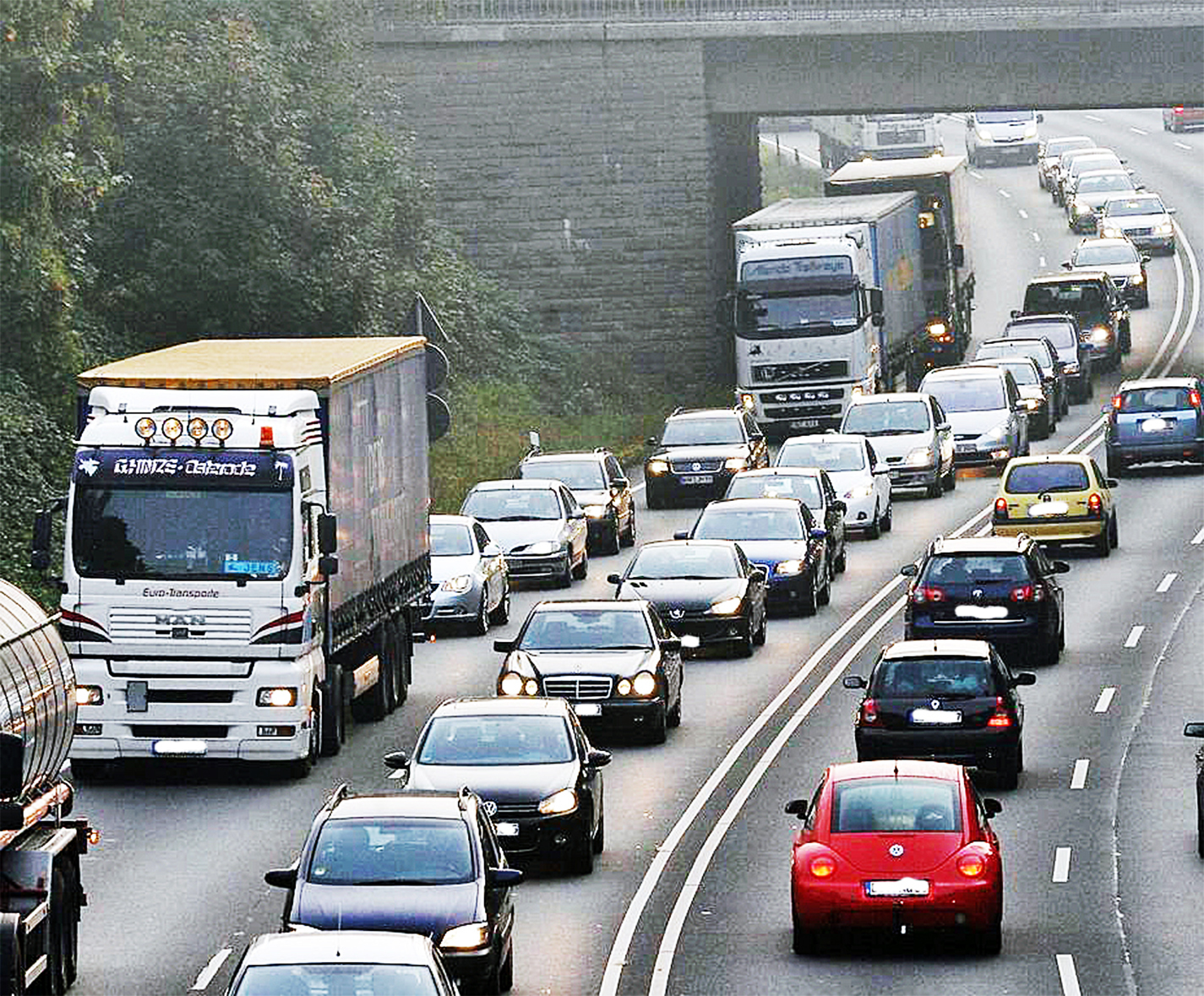 Auf Staus und zäh fließenden Verkehr müssen sich die Verkehrsteilnehmer auf den NRW-Autobahnen einstellen. Foto: STADTSPIEGEL-Archiv