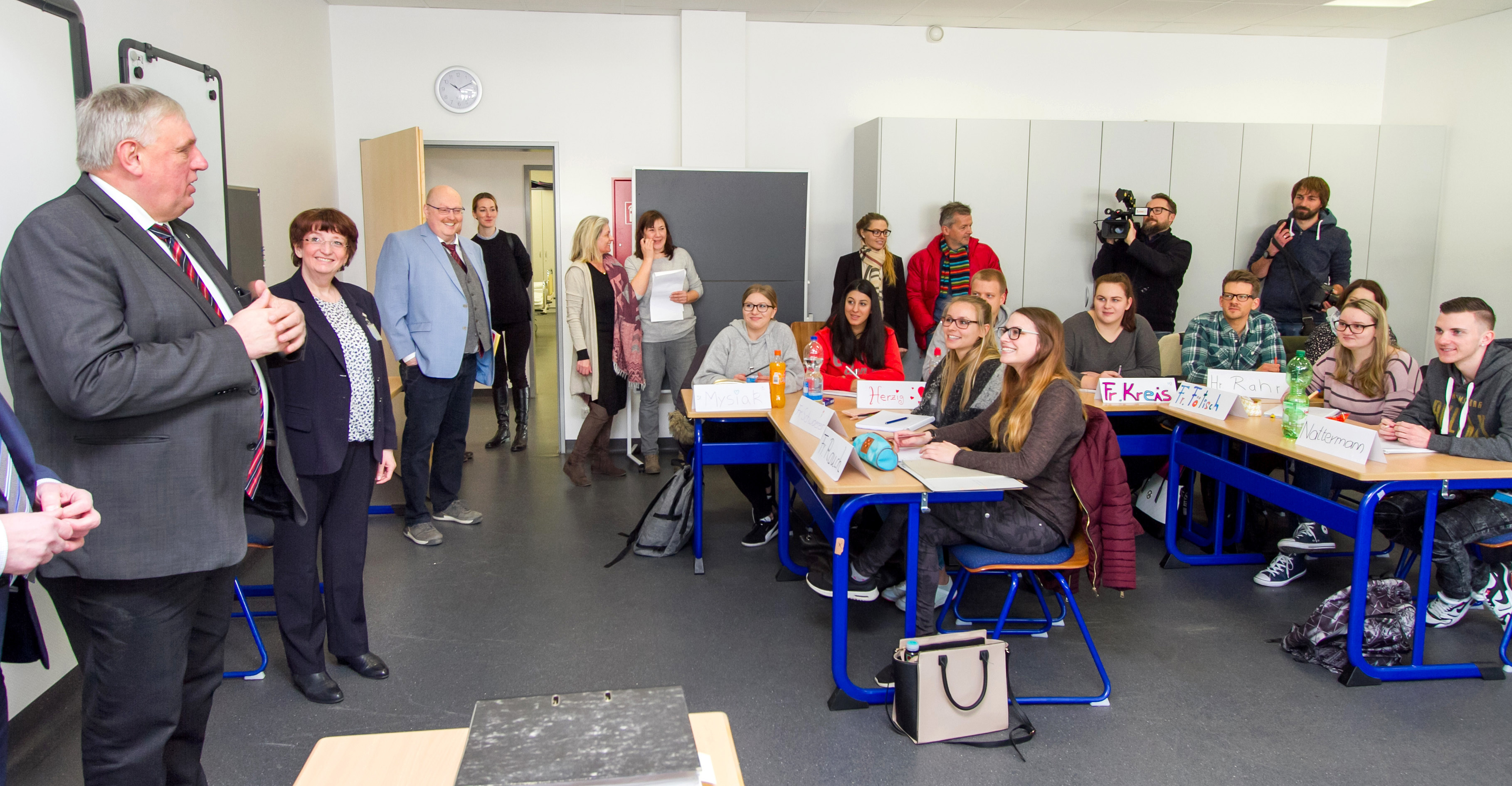 Minister Laumann besucht die I-Dötzchen der Pflegeschule Duisburg. FOTO UND COPYRIGHT: HANNES KIRCHNER 02-03-2018