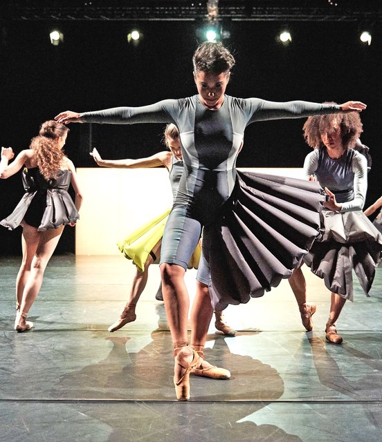 Gelsenkirchen ist Gastgeber der "Tanzplattform 2018"! Alle zwei Jahre findet der Branchentreff der Tanzszene an wechselnden Orten statt. Zusammen mit Pact Zollverein ist das Musiktheater im Revier Spielort. Gezeigt werden drei Produktionen von namhaften Choreographen wie Richard Siegal, der sein "Ballet of Difference" (Foto) mitbringt. Foto: Ray Demski