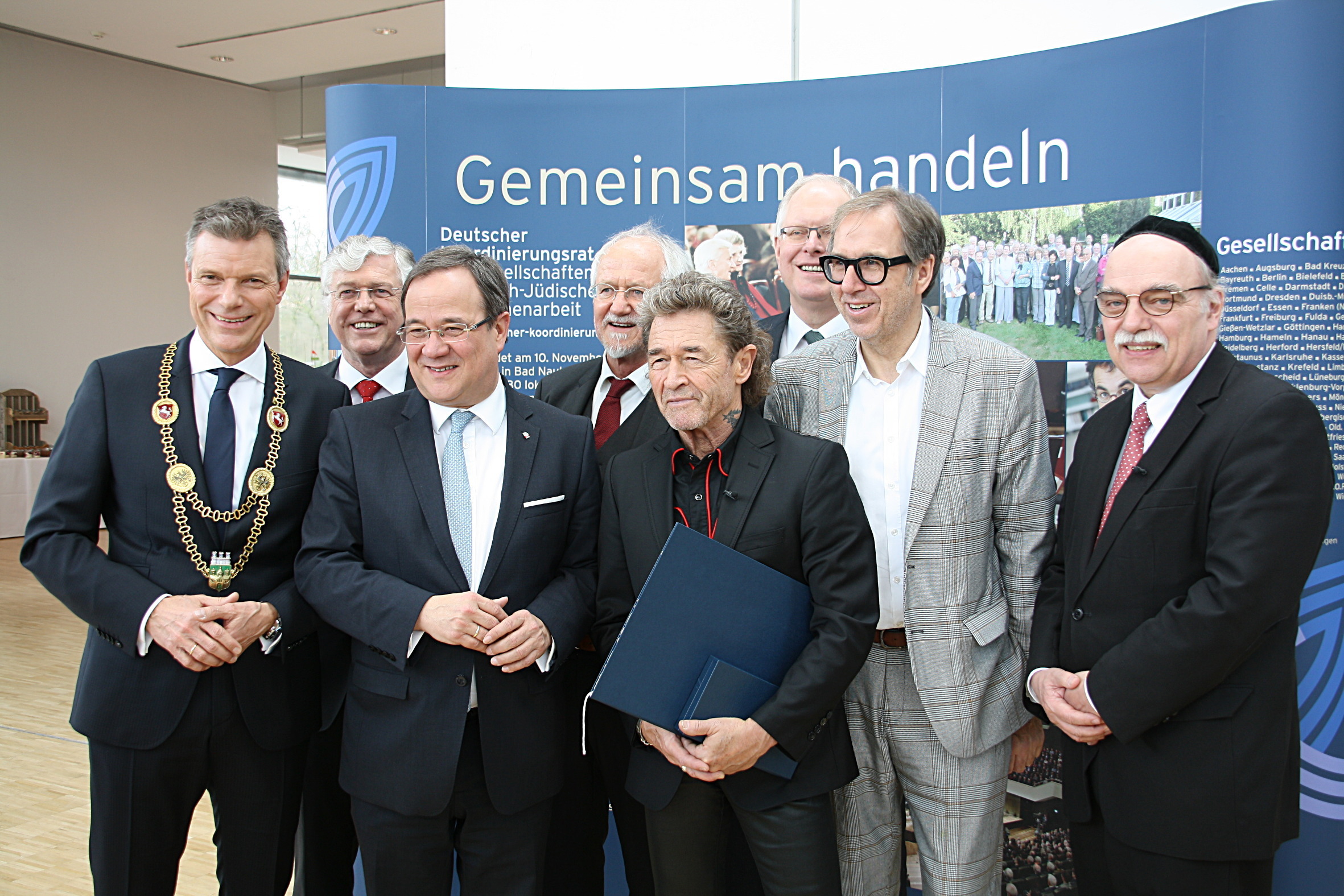 Preisträger Peter Maffay (4.v.r.) mit Vertretern des Deutschen Koordinierungsrates und Festrednern, darunter Bürgermeister Christoph Tesche (l.) und Ministerpräsident Armin Laschet (3.v.l.).