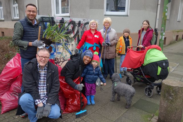 Alles paletti bei diesen Picobello-Helfern, v. li. Ahmad Omeirat, Grüne Frohnhauser Ratsherr; Olaf Jasser, Bezirksmitglied; Dieter Michl mit Silke; Christa Wolf; Christa Hedtfeld; Elvin; Theresa Michl mit 3-monatiger Charlotte; Hund Chica. Foto: Schattberg