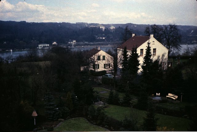 Blick von der oberen Huffmannstraße auf den Baldeneysee und die Villa Hügel