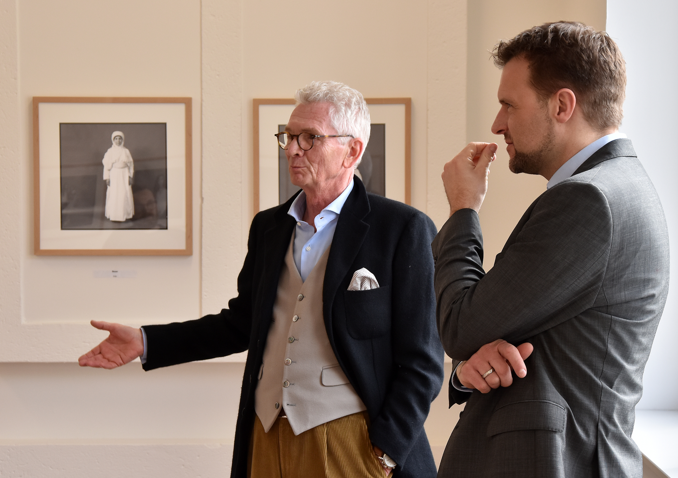 Michael Radermacher (l.) hat die ersten Flüchtlinge, die 2017 am Schuirweg einzogen, fotografiert. Caritasdirektor Björn Enno Hermans hofft, dass viele Besucher die Foto-Ausstellung nutzen werden, um auch das Wohnheim kennenzulernen.