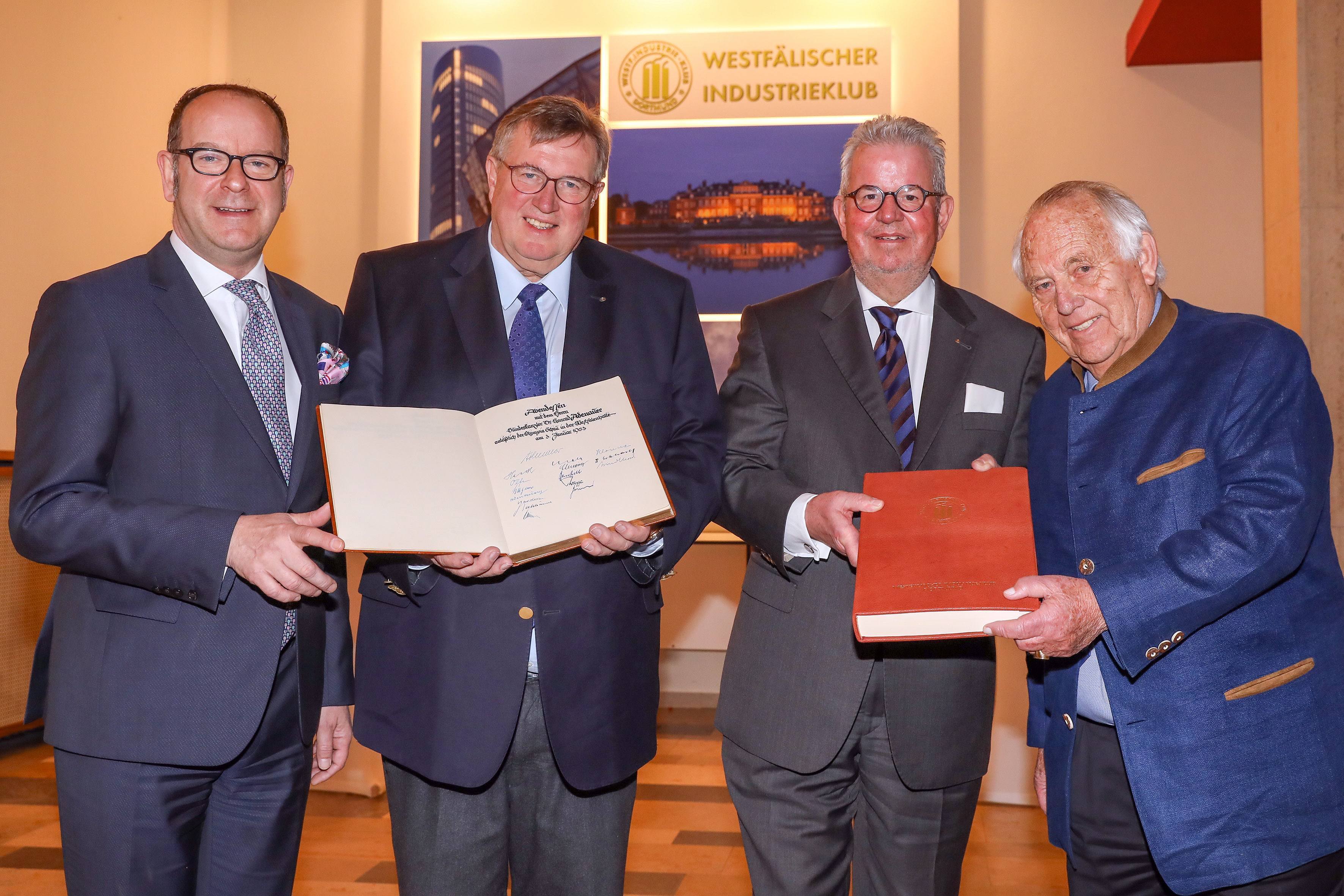 Über das 100-jährige Jubiläum des Westfälischen Industrieklubs freuen sich (v.l.) der stellv. Vorsitzende Dirk Rutenhofer, Vorstandsvorsitzender Joachim Punge, Franz Hirthammer vom Vorstand und Rudolf Brickenstein, ehemaliger Vorstandsvorsitzender und Ehrenmitglied des Klubs.