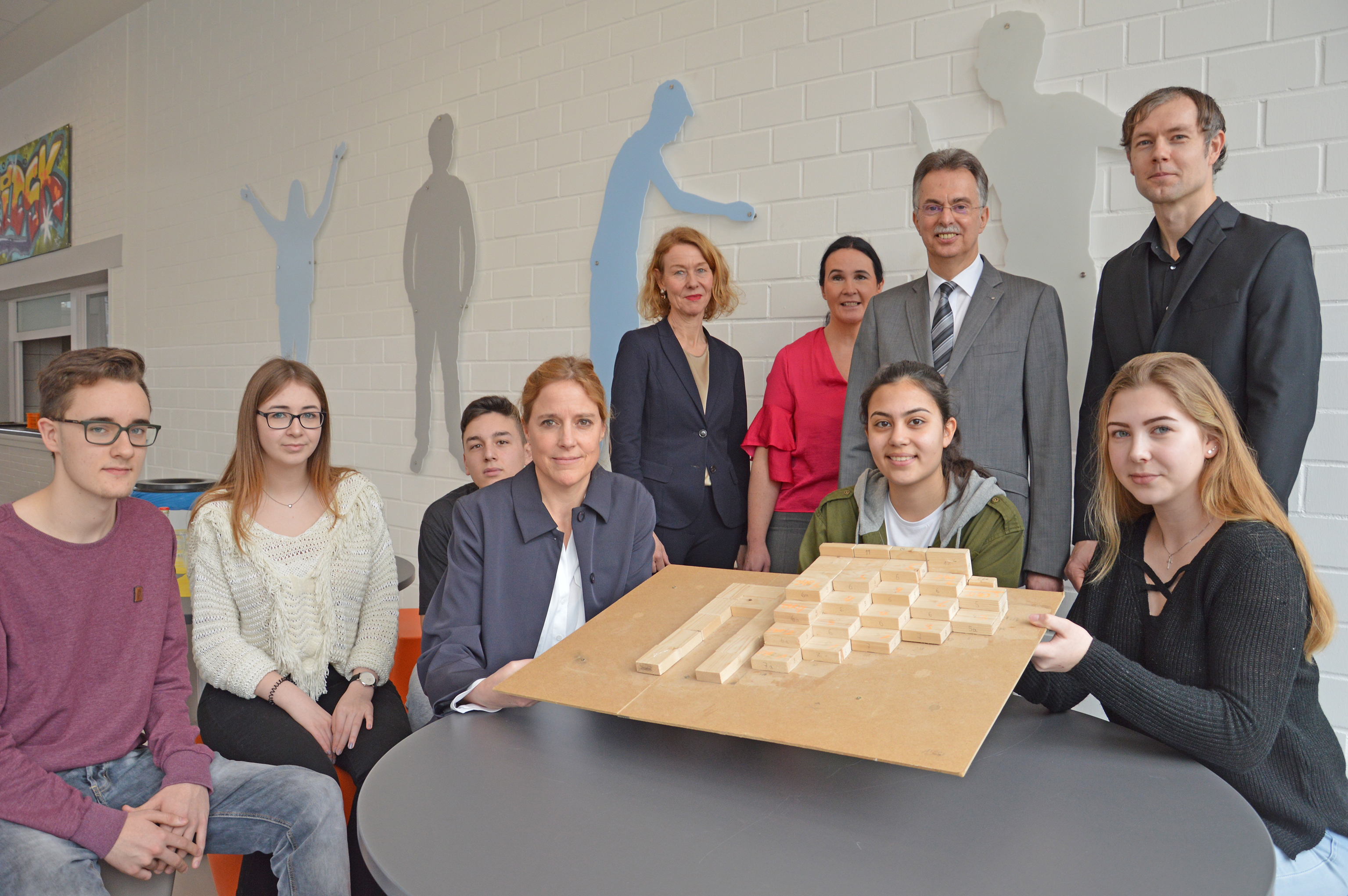 Im Rahmen eines „Kammer in der Schule“-Projektes der Architektenkammer NRW erhielten die Jugendlichen der Gesamtschule Velbert die Möglichkeit, ihre Konzeptideen unter Anleitung der Architektin Katrin Wollenweber (von links) in konkrete Planungen zu überführen und diese umzusetzen. Nun fand die Abschlusspräsentation mit Vera-Lisa Schneider vom Ministerium für Schule und Bildung des Landes NRW, Schulleiterin Antje Häusler, Ernst Uhing, Präsident der Architektenkammer NRW, und Lehrer Stefan Kandula statt.
