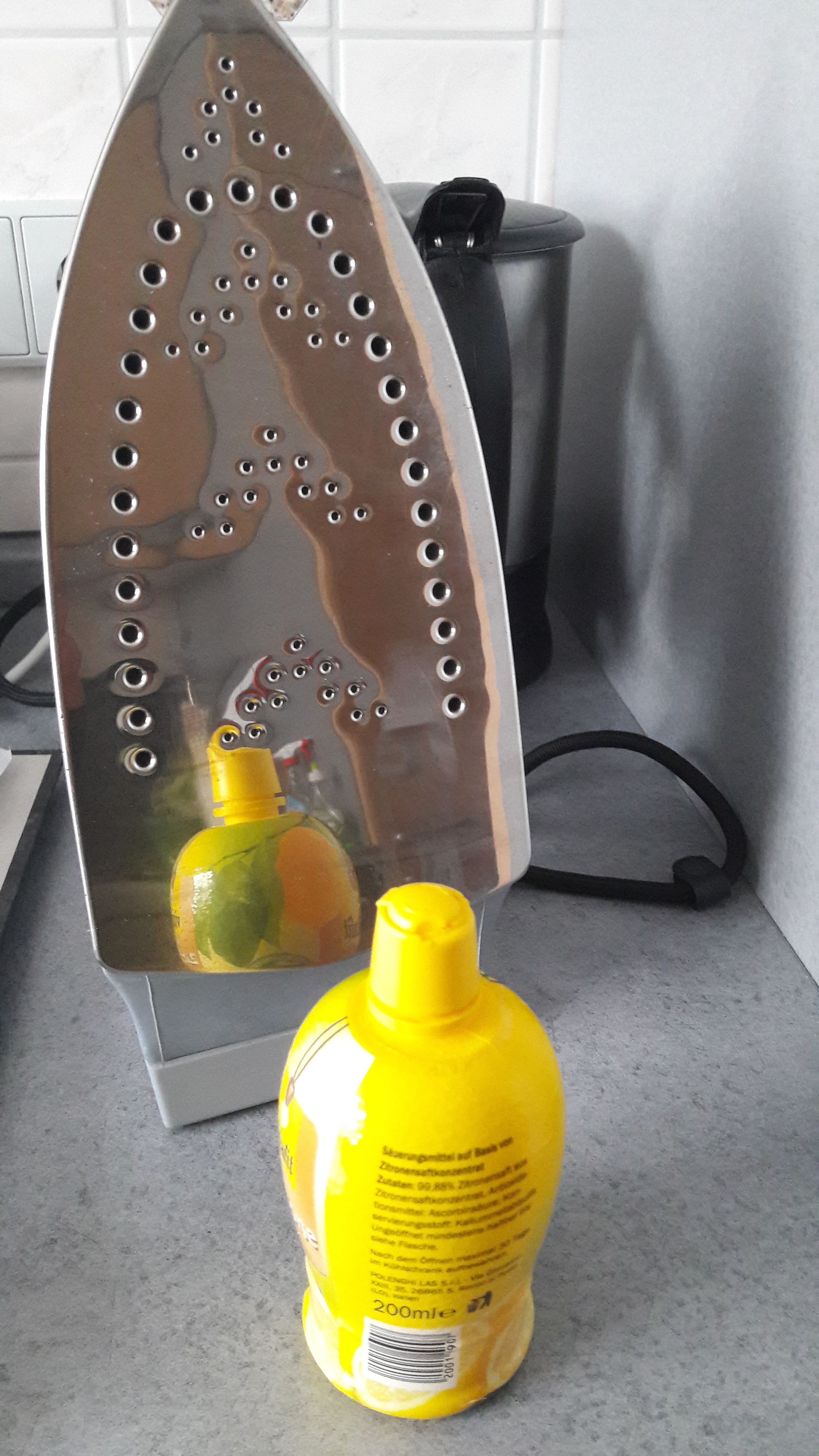 So sauber ist die Sohle des Bügeleisens dank der Behandlung mit Zitronensaft. Foto: Dabitsch