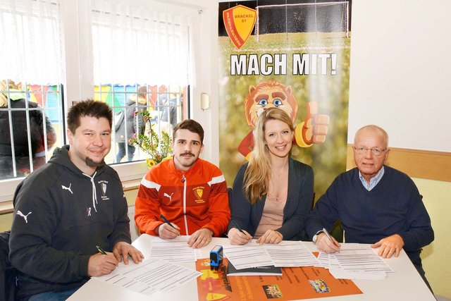 Student Justin Springer (2.v.l.) bei der Vertragsunterzeichnung bei den SF Brackel 61. Er wird das Projekt "Anpfiff zur Vielfalt und Integration" dreieinhalb Jahre begleiten. Lars Riffert (l.) wird ihn betreuen. Mit im Bild: Kerstin Klocke, Senior-Studienberaterin der IUBH, und Projektleiter Hans Walter von Oppenkowski (r.).