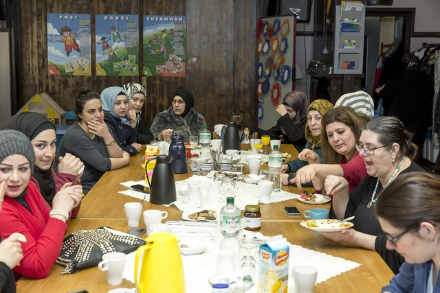 Die Frauen fühlen sich wohl, weil sie unter sich sind und in ungezwungener Atmosphäre miteinander ins Gespräch kommen können. Foto: Gerd Kaemper