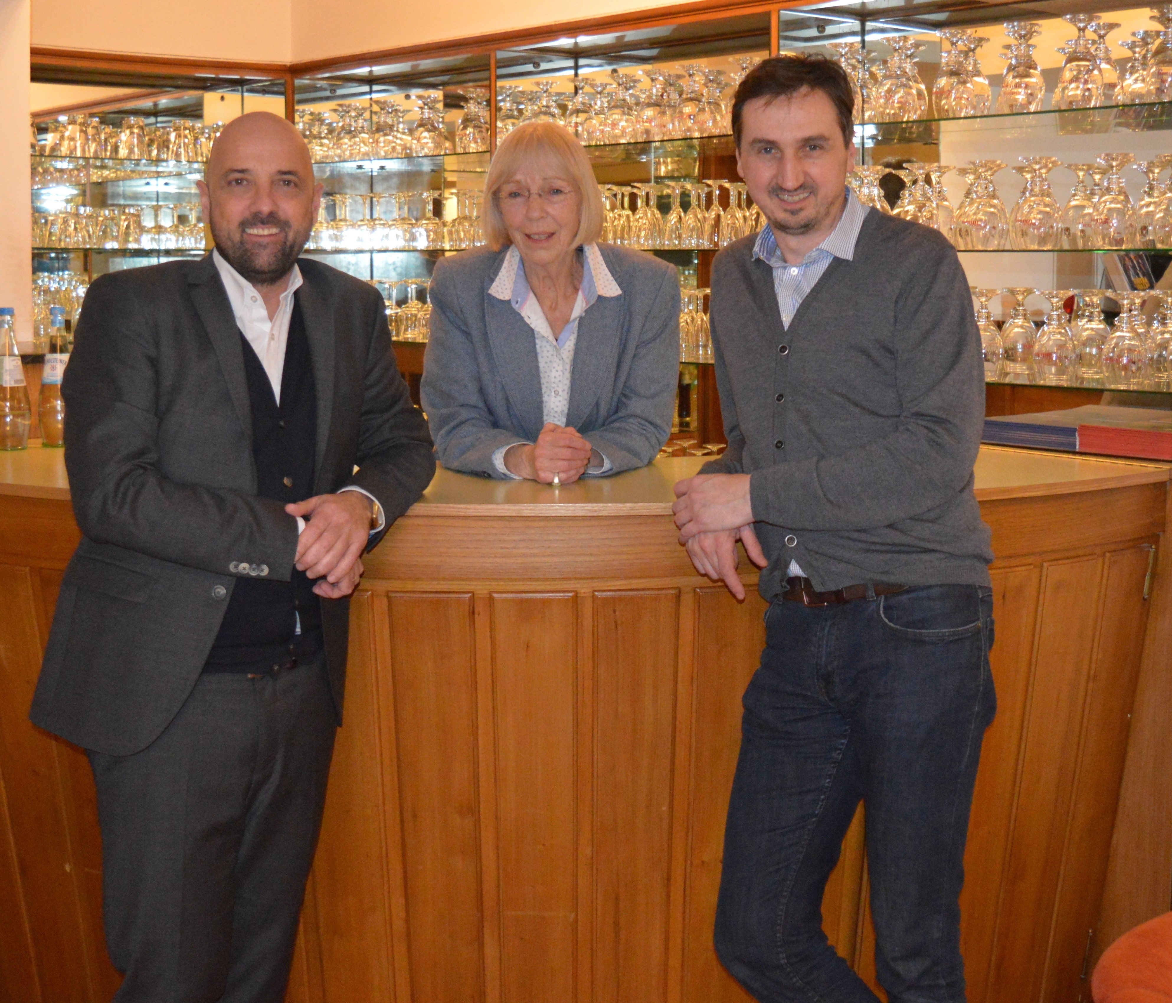 Kopf des Jahres Marianne Menze mit Marketing Club Ruhr Geschäftsführer Markus Pließnig (links) und dem Tackenjury-Vorsitzenden Richard Röhrhoff (rechts).