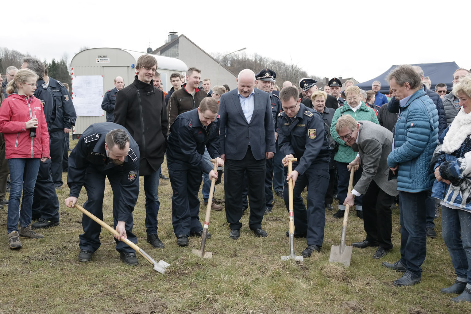 Das lange Warten hat ein Ende: Nach dem symbolischen ersten Spatenstich durch Bürgermeister Dr. Peter Paul Ahrens, Feuerwehrchef Jörg Döring, Jens Bode und Christian Braun (v.r.) soll das neue Feuerwehrgerätehaus in Iserlohn-Oestrich in zirka zehn Monaten bezogen werden können.