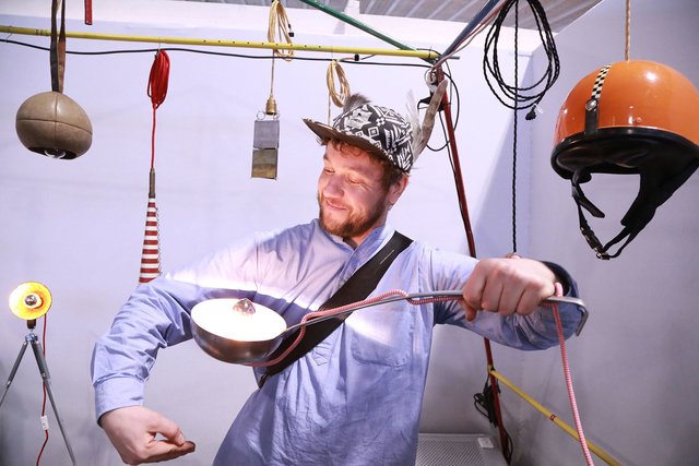 Ob Suppenkelle oder Motorradhelm – aus vielen Produkten lassen sich ungewöhnliche Recycling-Lampen herstellen. Das beweist dieser Aussteller auf der Creativa 2018. | Foto: Westfalenhallen GmbH /Anja Cord