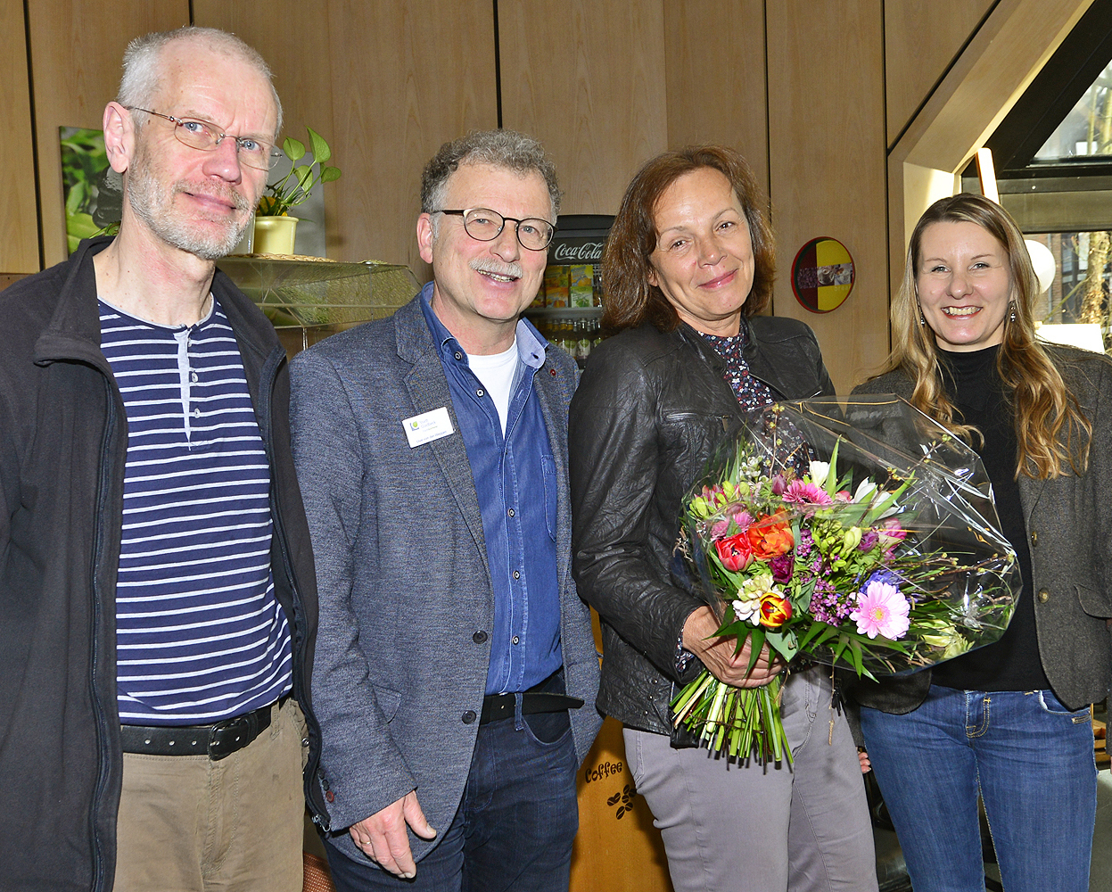 Seit einigen Tagen können auch die Besucher der Stadtbücherei Gladbeck den neuen OPAC/Onlinekatalog "smartbib" nutzen. Darüber freuen sich (von links nach rechts) Frieder Kornfeld und Uwe von der Weppen (Stadtbücherei Gladbeck), Petra Böhm (GKD Recklinghausen) und Iris Dobin (Staddtbücherei Gladbeck).