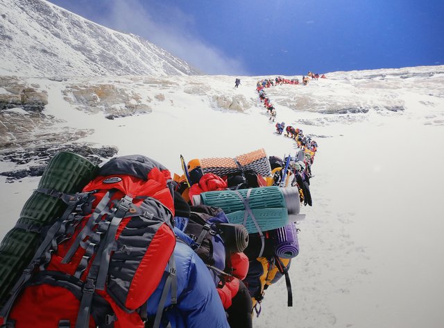 Die Kehrseite der Medaille: Extrem-Bergsteigertourismus im Himalaya. ^Foto: Carsten Walden