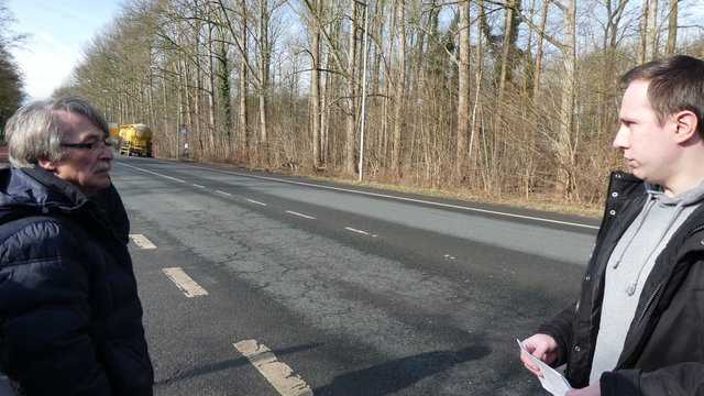 SPD-OV-Vors. Robert Schmidt (rechts) moderierte die Begehung SPD-Fraktion vor Ort in Beckinghausen. Hugo Becker war einer der aufmerksamen Teilnehmer