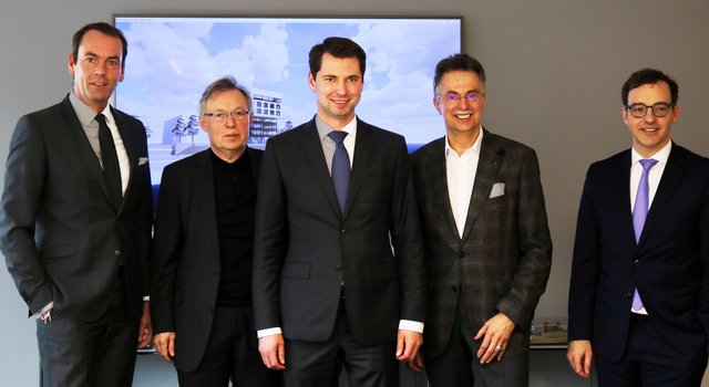 Markus Lehrmann (Hauptgeschäftsführer der Architektenkammer), Wolfgang Zimmer (KZA), Fabian Schrumpf (CDU), Ernst Uhing (Präsident der Architektenkammer) und Dr. Florian Hartmann (Geschäftsführer der Architektenkammer) beraten sich über BIM. Foto: Nils Krüger