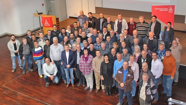 Die 65 Delegierten mit dem alten und neuen Geschäftsführer