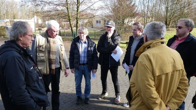 Besprechung vor der Regenbogenschule v.l. Störmer, Haag, Becker, Seiler, Schmidt, Steffenhagen, Weber. Foto SPD Kath