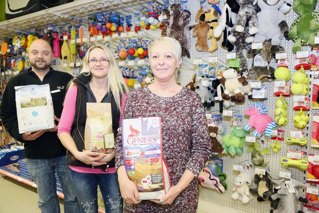 Elke Wessels (re.) und ihre beiden Mitarbeiter Daniel Handke und Melanie Vastag haben im Zookauf Hemer, Mendener Straße 42, eine riesige Auswahl für die Wuffs und Wauzis, angefangen von Qualitätsfutter und speziellen Leckerlis über Spielzeug für den Vierbeiner bis hin zu Leinen und Transportbehältnissen.