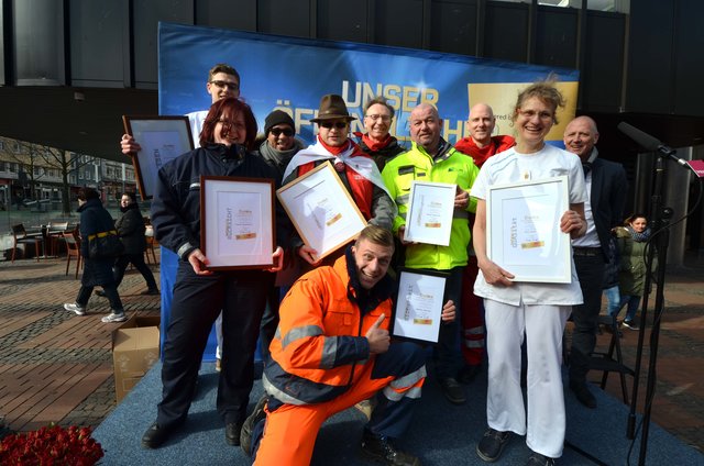 Den "Stars des öffentlichen Dienstes“ verlieh ver.di eine Auszeichnung. Hier stellvertretend: Marvin Schlüter, Klinikum Dortmund, Angela Neugebauer Ordnungsamt mit Clemens Elsner, Moderator ver.di, Patrick Meyer, Erzieher Fabido, Michael Bürger ver.di, Jörg Kowalski, Kraftfahrer EDG, André Hengstermann, Rettungsassistent Feuerwehr, Rita Adler, Hauswirtschaftskraft Fabido, Martin Steinmetz, ver.di unten André Sierau, Fachkraft