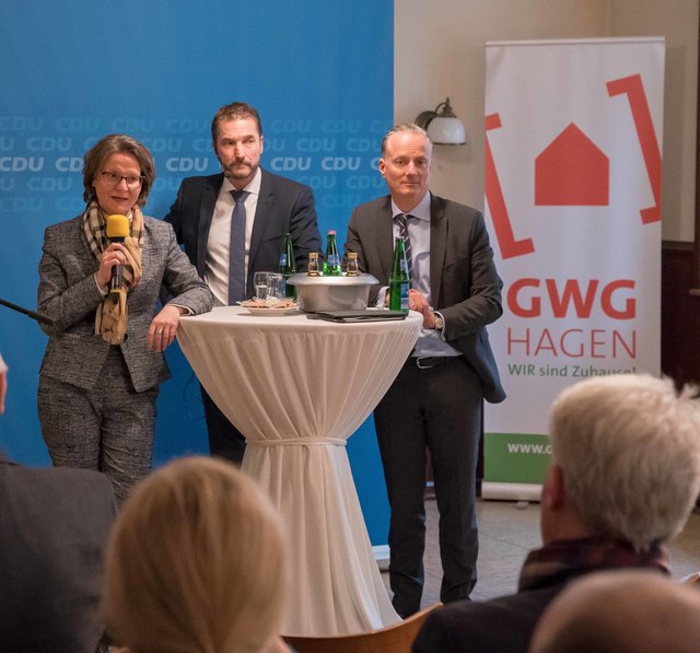 Ministerin Ina Scharrenbach, GWG-Geschäftsführer Christoph Rehrmann, VdW Verbandsdiraktor Alexander Rychter stellten sich den Fragen zur Entwicklung des Stadtteils Wehringhausen.