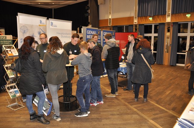Die Ständer des Zolls und der Polizei waren gut besucht.
(Foto: Dirk Kleinwegen)