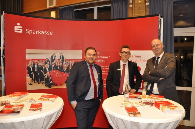 Der Reeser Bürgermeister Christoph Gerwers informierte sich am Stand der Sparkasse Rhein-Maas.
(Foto: Dirk Kleinwegen)