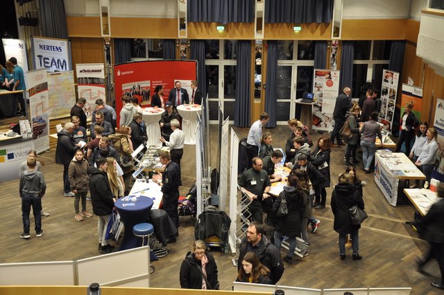 55 Firmen und Organisationen präsentierten sich im Reeser Bürgerhaus. 
(Foto: Dirk Kleinwegen)
