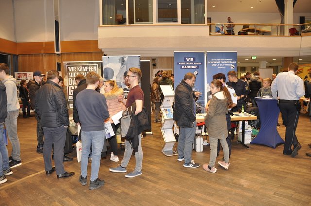 55 Firmen und Organisationen präsentierten sich im Reeser Bürgerhaus. 
(Foto: Dirk Kleinwegen)