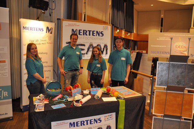 Malermeister Jürgen Mertens versprach für die Auszubildenden eine farbenfrohe Zukunft.
(Foto: Dirk Kleinwegen)