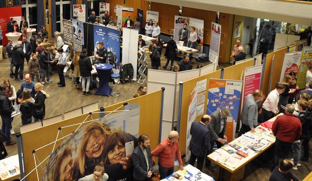55 Firmen und Organisationen präsentierten sich im Reeser Bürgerhaus. 
(Foto: Dirk Kleinwegen)