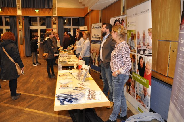 55 Firmen und Organisationen präsentierten sich im Reeser Bürgerhaus. 
(Foto: Dirk Kleinwegen)