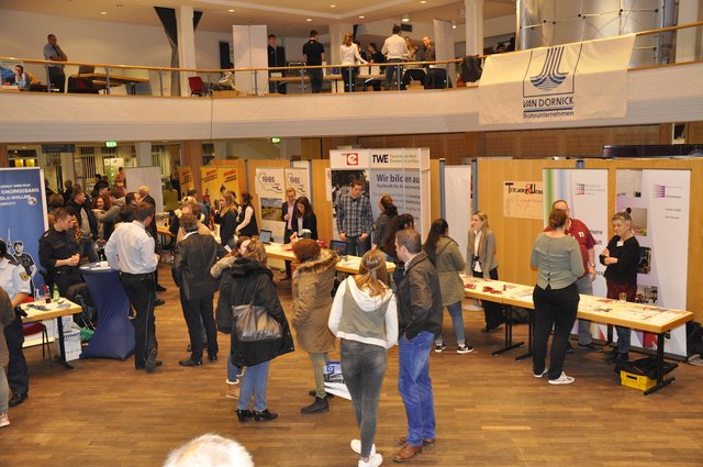 55 Firmen und Organisationen präsentierten sich im Reeser Bürgerhaus. 
(Foto: Dirk Kleinwegen)