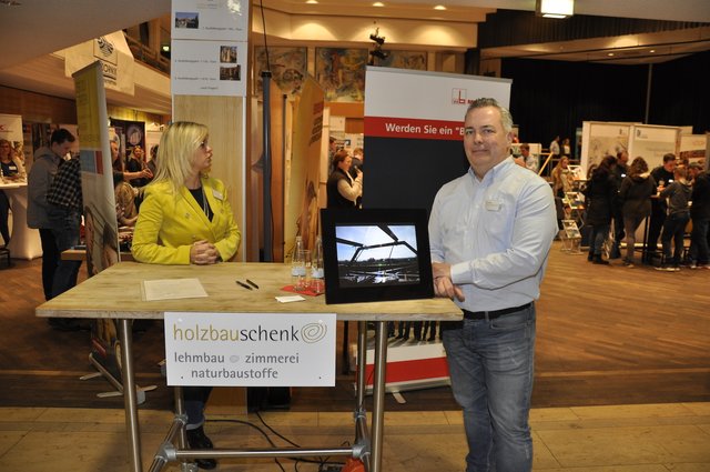 Die Firma Holzbau Schenk versuchte mit Geld die Bewerber zu locken.
(Foto: Dirk Kleinwegen)