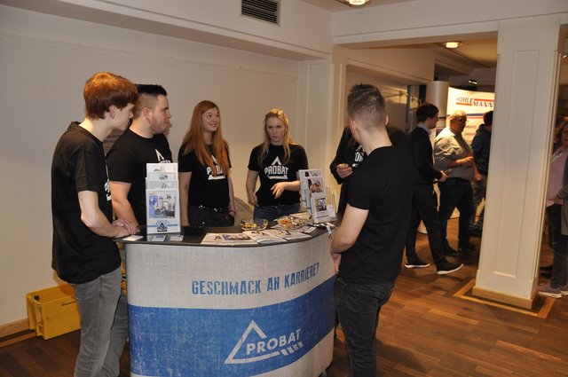 Viele junge Leute auf beiden Seite sorgte für einfache Kontaktaufnahme.
(Foto: Dirk Kleinwegen)