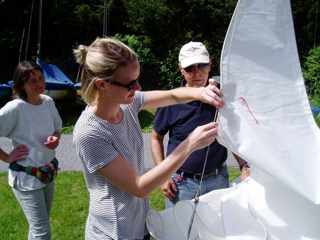 Das Vorsegel wird angeschlagen.