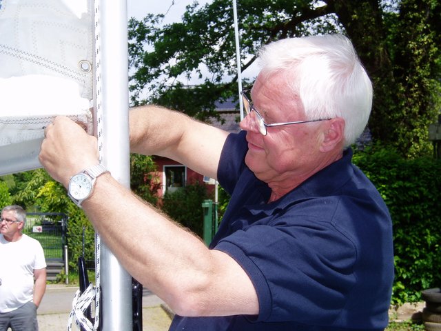 Beim Aufriggen helfende Hände.