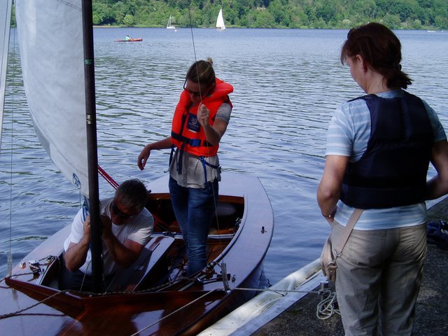 Das Großsegel wird erst angeschlagen, wenn das Boot zu Wasser gebracht ist.