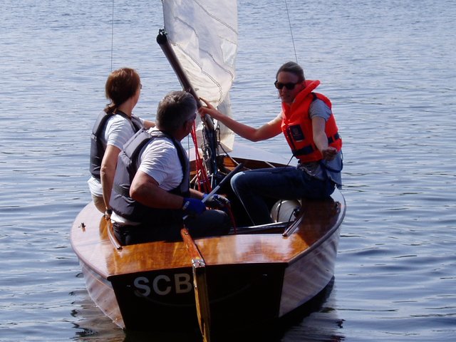 Eine leichte Brise treibt das Boot voran.
