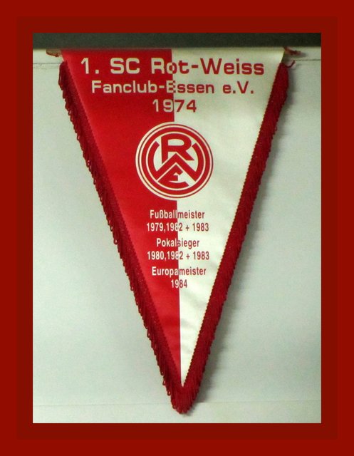 Nur einer von vielen RWE-Fanclubs, der vielleicht noch ein tolles Foto in der Schatulle hat?