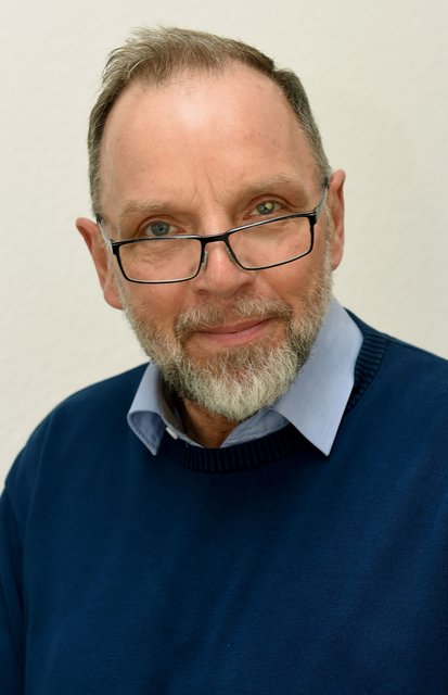 Reinhold Lohmann bedauert, dass auch die drei Sumpfeichen, die vor vier Jahrzehnten über dem Kanal gepflanzt wurden, der Baumaßnahme zum Opfer gefallen sind. "Samt unserer schönen Rundbank."